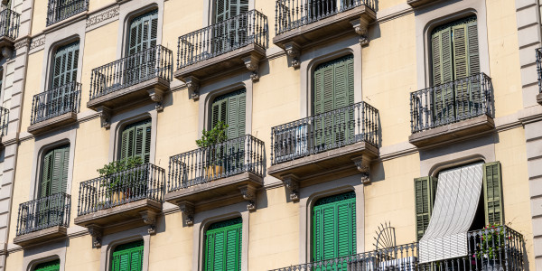 Pintar Fachadas y Patios de Luces de Comunidades Vecinos / Propietarios en València · Reparación y Preparación de Superficies